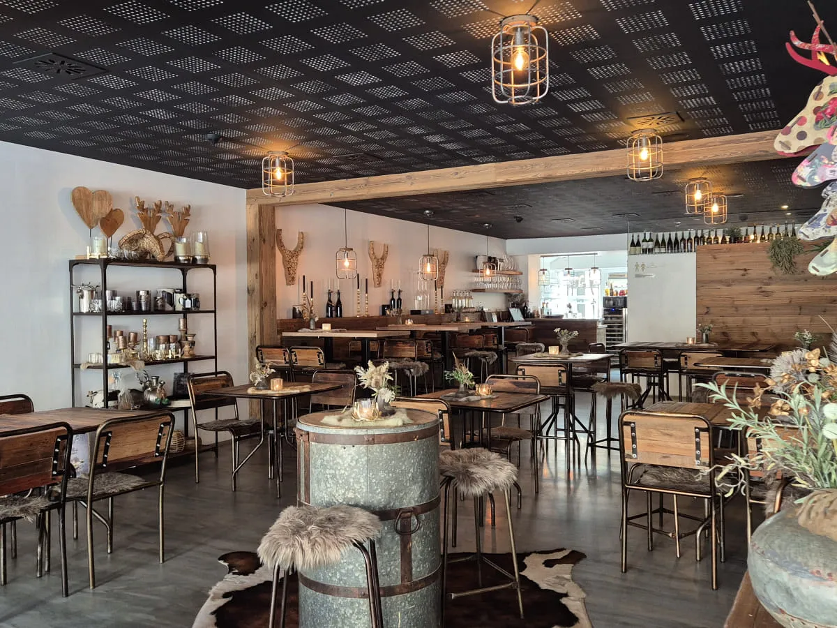 Ein stilvolles Restaurant mit Holzmöbeln und dekorativen Elementen.
