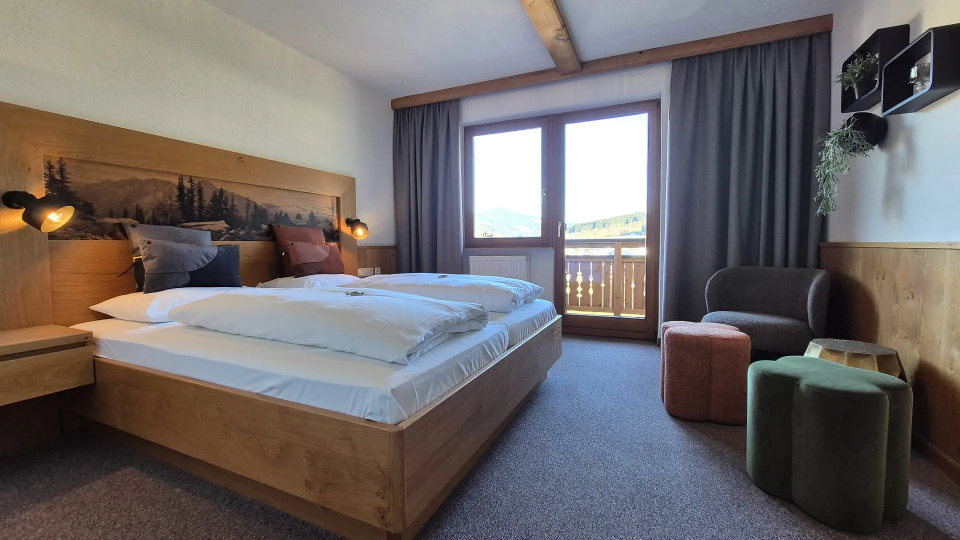 modernes Schlafzimmer mit Holzdekor, Fenster und Sitzgelegenheiten
