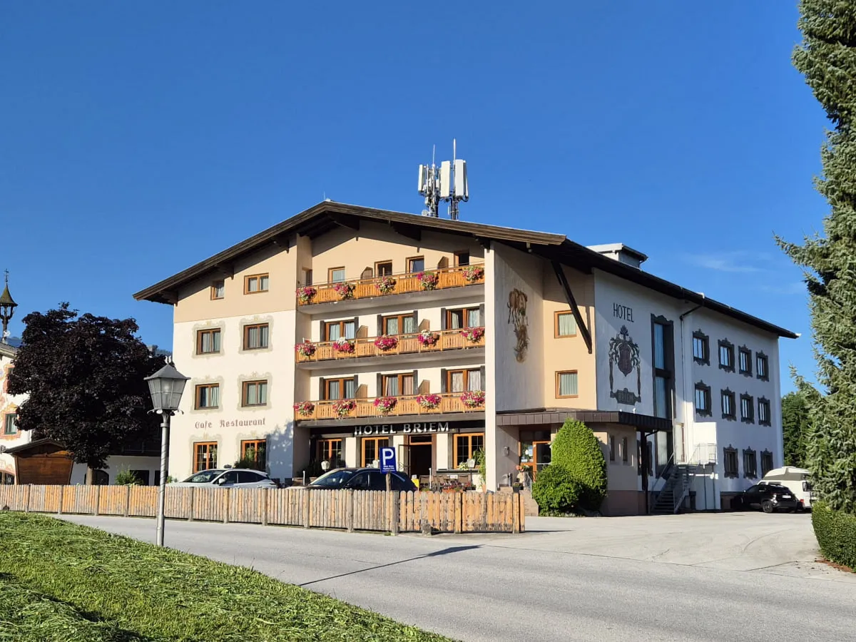 Blick auf ein Gebäude mit einem Garten und einer Straße im Vordergrund